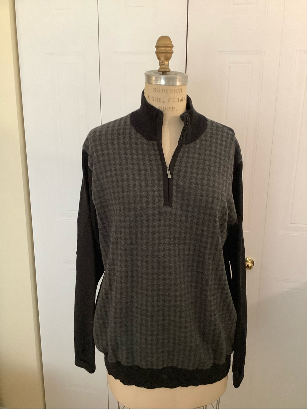 Van Heusen Men's Grey Houndstooth Zip-Up Sweater with Black Sleeves